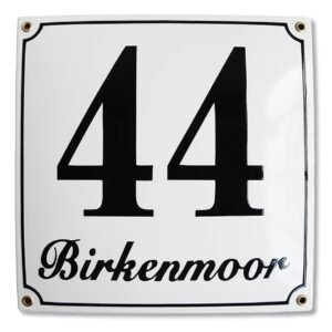 Sosenco Hausnummernschild Emaille 25x25 cm mit Wunschstraßennamen und Nummer, Hausschild, Individuell anpassbare Hausnummer, Vorbohrungen, Wetterfest, Türschild, Weiß, Schlicht
