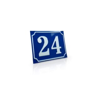 Betriebsausstattung24 Hausnummernschild - Nostalgische Hausnummer - Mit Wunschtext Prägung - Aluminiumschild mit Antiqua-Rand - Größe: 15,0 x 12,0 cm, Blau mit weißer Schrift