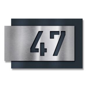 Metzler Hausnummer Edelstahl, individuelles Hausnummernschild in Anthrazit, Straßenschild mit Hausnummer, V2A-Edelstahl, kratzfest, robust, gebürstet, 3D-Effekt, Made in Germany, Größe: 171 x 110 mm